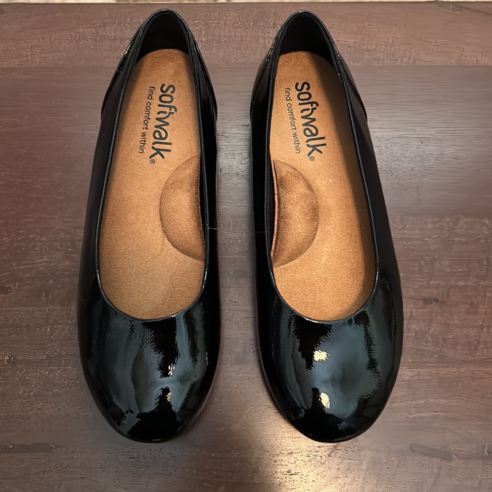 NIB pair of black patent leather baller flats by softwalk.   8.5WW
